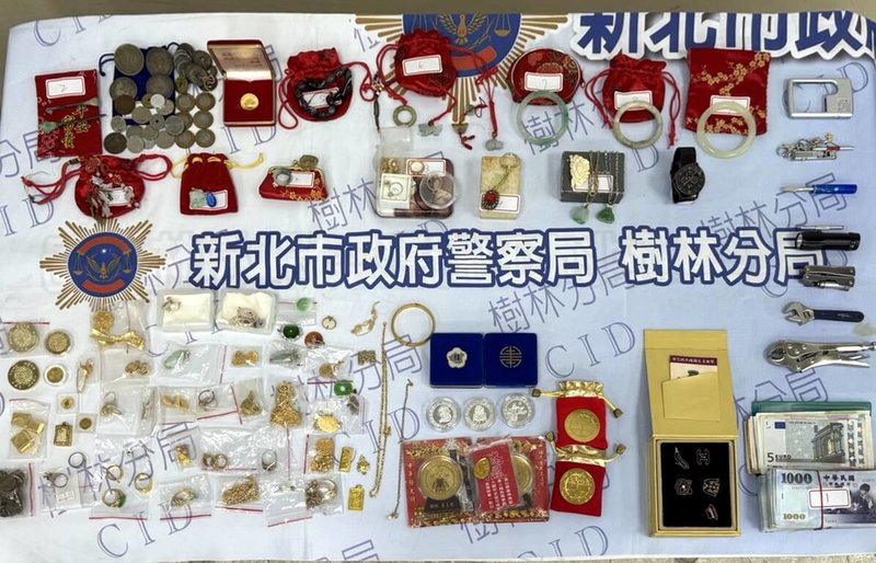 新北市樹林警分局18日偵破一起住宅竊盜案，失主遭竊約新台幣300餘萬元，連提款卡也因洩漏密碼被盜刷。警方說，經循線發現李姓男子涉案，逮人後起出贓證物，詢後依加重竊盜罪嫌移送。（警方提供）中央社記者黃旭昇傳真　115年3月20日