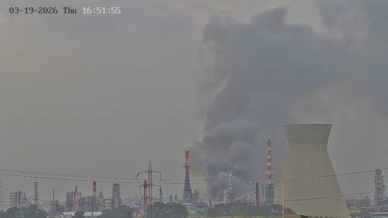 監視器畫面顯示，19日伊朗襲擊以色列海法煉油廠後現場冒出濃煙。（Social Media/via 路透社）
