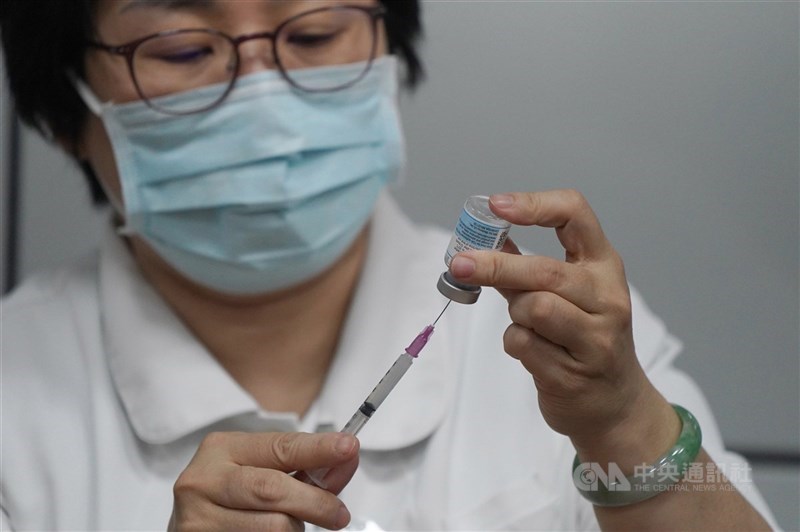圖為醫護人員以針筒抽取疫苗。（中央社檔案照片）