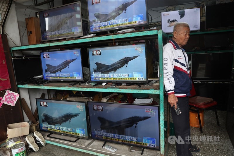 圖為民眾關注中共對台軍演。（中央社檔案照片）