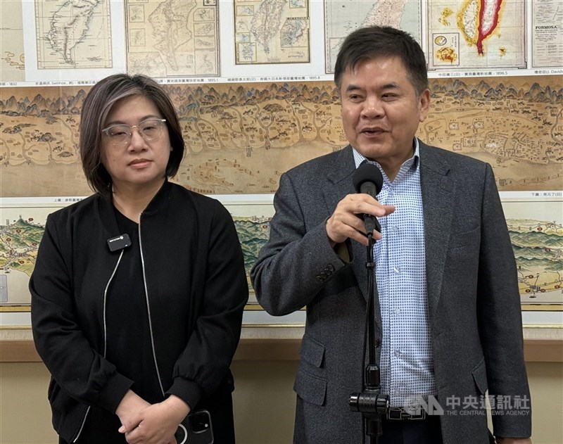 圖為民進黨立法院黨團幹事長莊瑞雄（右）回應輿情。（中央社檔案照片）