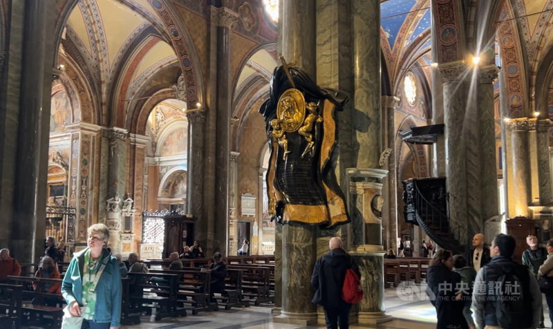教堂是羅馬唯一內部保留哥德式建築的教堂，貝尼尼作品「馬利亞拉吉修女紀念碑」（The Funerary Monument of Maria Raggi）是參觀重點之一。中央社記者黃雅詩羅馬攝　115年3月20日