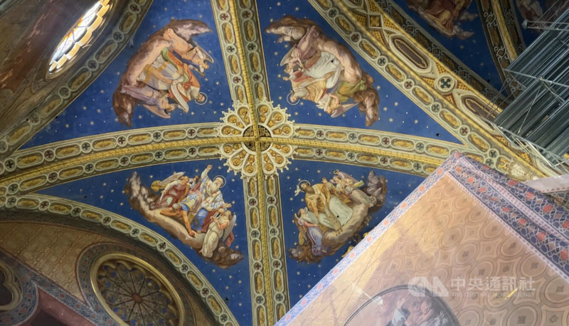 羅馬神廟遺址聖母堂藍黃色調的天花板具有特色，教堂內收藏米開朗基羅等大師作品。中央社記者黃雅詩羅馬攝　115年3月20日
