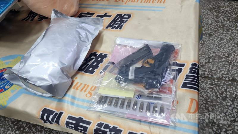 高雄市刑事警察大隊在梓官區一處廠房查獲蔡姓男子利用私人神壇掩護，作為販毒交易地點及分裝場，甚至在神桌底下查獲毒品，另在神壇天花板夾層查獲改造槍枝及子彈等證物。中央社記者洪學廣攝　115年3月20日