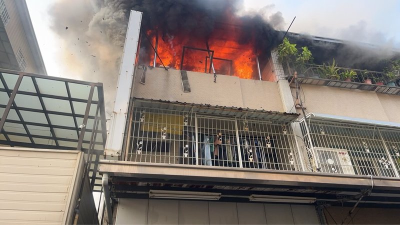 台南市永康區一處民宅20日發生火警，火勢猛烈，且延燒到鄰戶，消防局獲報人車前往灌救，幸無人傷。（台南市消防局提供）中央社記者張榮祥台南傳真　115年3月20日