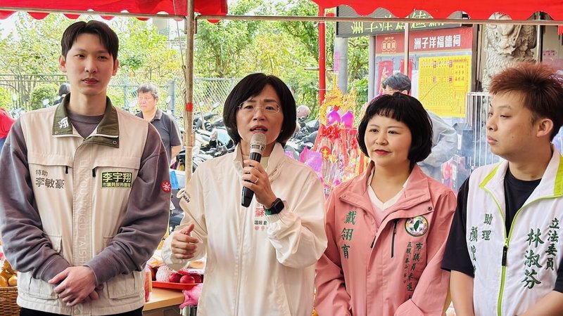 民進黨新北市長參選人蘇巧慧被指剛選上立委就想選市長，對此，蘇巧慧（前左2）20日前往五股洲子洋福德祠參拜時回應，她會持續走遍新北爭取市民認同。（蘇巧慧辦公室提供）中央社記者曹亞沿傳真　115年3月20日
