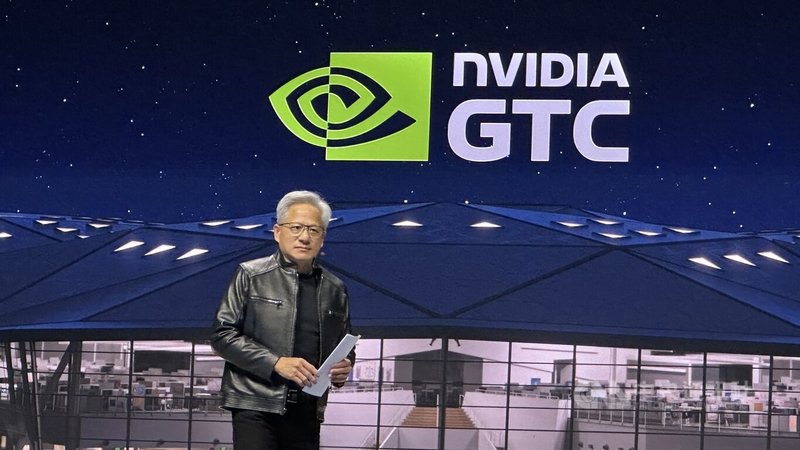 輝達執行長黃仁勳在GTC大會期間談到以色列、台灣議題。圖為他18日主持開源模型論壇。中央社記者張欣瑜聖荷西攝　115年3月20日