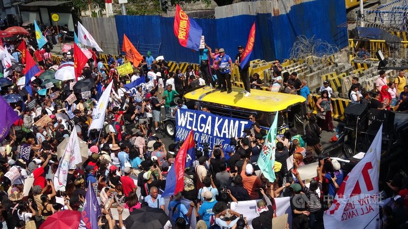 中東局勢升溫，推升國際油價，衝擊生活，菲律賓運輸團體20日發動接連第2天的示威，要求政府批准調升基本車資，擴大燃油補助。中央社記者林行健馬尼拉攝　115年3月20日