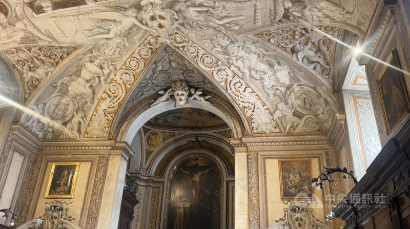 根據記載，羅馬神廟遺址聖母堂旁的修道院，在17世紀時是教廷以異端之名審判知名科學家伽利略的地點。中央社記者黃雅詩羅馬攝　115年3月20日