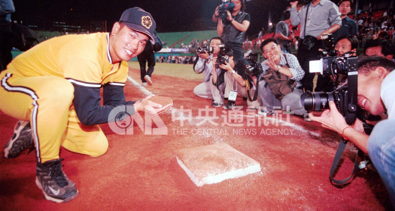 2000年11月26日台北市立棒球場舉行最後一場棒球紀念賽，兄弟隊球員王光輝挖取一把一壘守備位置的紅土留作紀念。（中央社檔案照片）