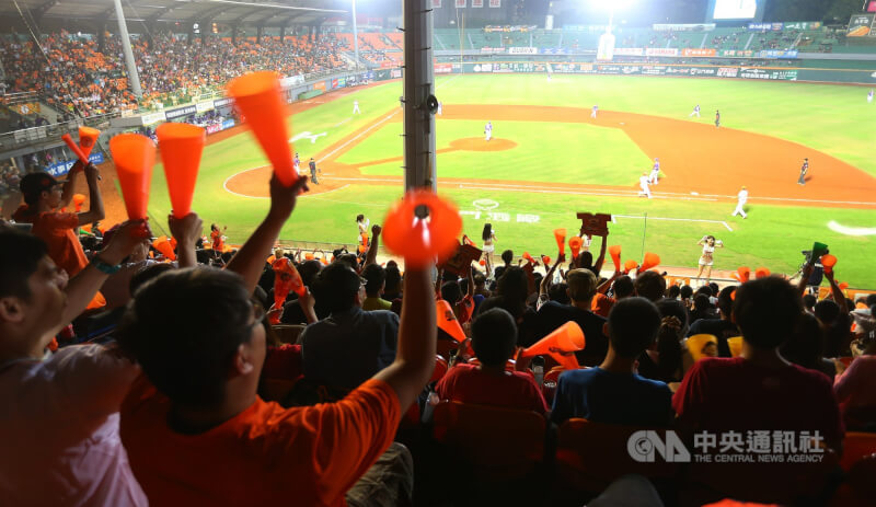 中職統一7-ELEVEn獅2015年3月22日在台南市立棒球場進行主場開幕戰，對上義大犀牛，統一賽前邀請樂團「八三夭」搖滾開唱，大批球迷進場為支持的球隊加油。（中央社檔案照片）