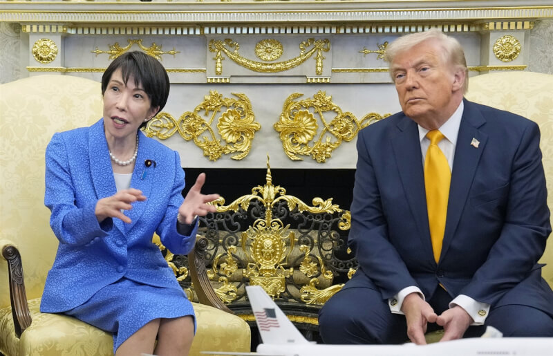 美國總統川普（右）和日本首相高市早苗（左）19日在白宮舉行會談，高市在會上回答記者的問題。（共同社）