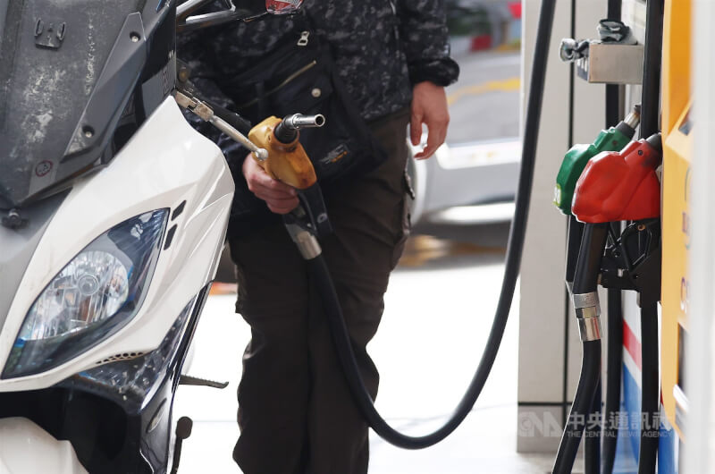 中東戰火造成能源衝擊，美國雜誌「富比世」網站報導，台灣儲油量估計能支撐100天。圖為台北市一處加油站。（中央社檔案照片）