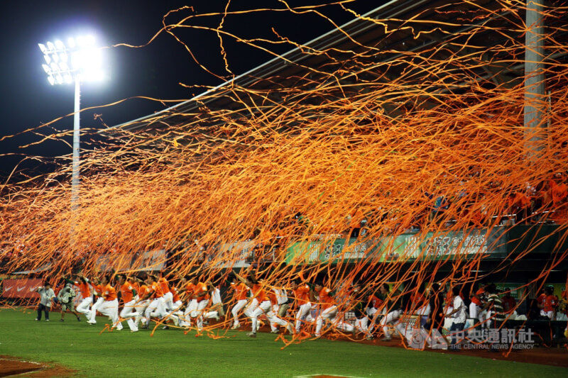 2009年中職總冠軍賽最後1戰在台南市立棒球場開打，統一獅以5比2擊敗兄弟象奪冠，完成隊史首次3連霸。（中央社檔案照片）