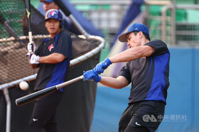 2023年世界棒球經典賽A組預賽，台灣隊球員在台中棒球場練球，陣中主力打者張育成（右）進行打擊練習。（中央社檔案照片）