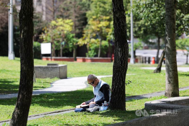 圖為台北市內湖區民眾趁好天氣在公園樹下閱讀。（中央社檔案照片）