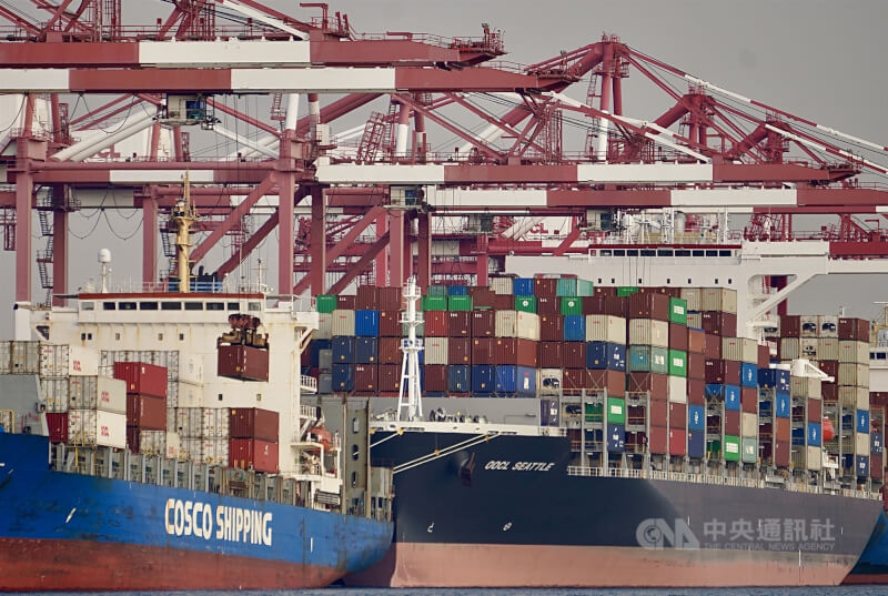 圖為貨櫃船停靠高雄港區進行貨櫃裝卸作業。（中央社檔案照片）