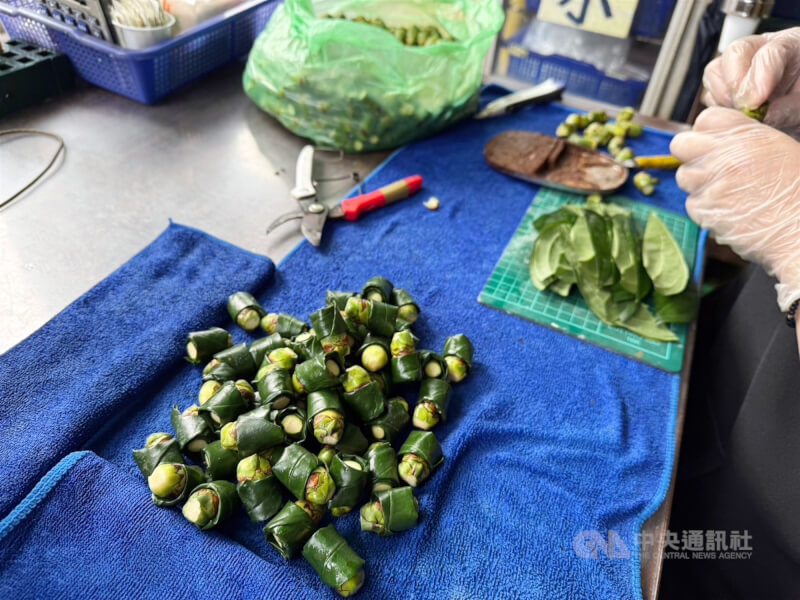 夜市與網購出現「檳榔糖葫蘆」及加味檳榔，外界擔憂恐誘引兒少接觸一級致癌物，台灣檳癌防制聯盟今天籲儘速通過專法。衛福部表示，研議將加味產品納管。（中央社檔案照片）