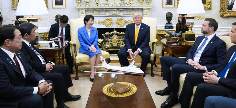 日本首相高市早苗（左中）與美國總統川普（右中）19日在白宮舉行會談。（共同社）