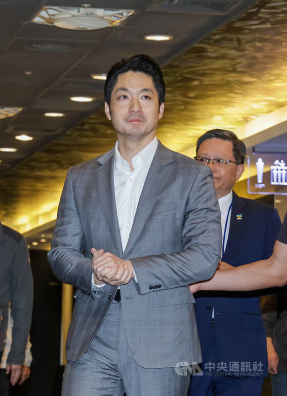 國民黨新北市長參選人李四川提出「校校有公托」政見，台北市長蔣萬安（前）20日在台北受訪表示，雙北是共同生活圈，一定攜手合作，為育兒家庭推好政策。中央社記者裴禛攝　115年3月20日