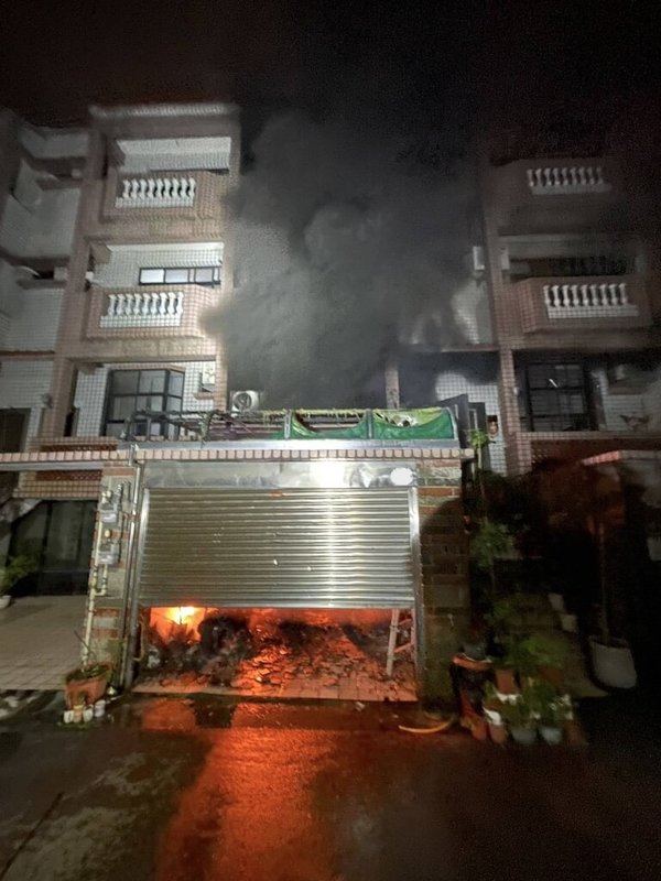 苗栗縣頭份市1棟透天厝20日凌晨發生火警，苗栗縣消防局獲報趕抵現場時還有住戶受困屋內，立刻拉出水線同步滅火、搜救，順利將屋主在內共4人預防性送醫。（民眾提供）中央社記者管瑞平傳真　115年3月20日