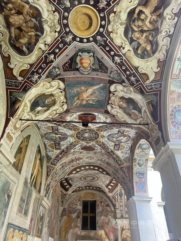 羅馬神廟遺址聖母堂旁的「裘代提修道院」（Chiostro Guidetti）內有絕美的迴廊濕壁畫。中央社記者黃雅詩羅馬攝　115年3月20日