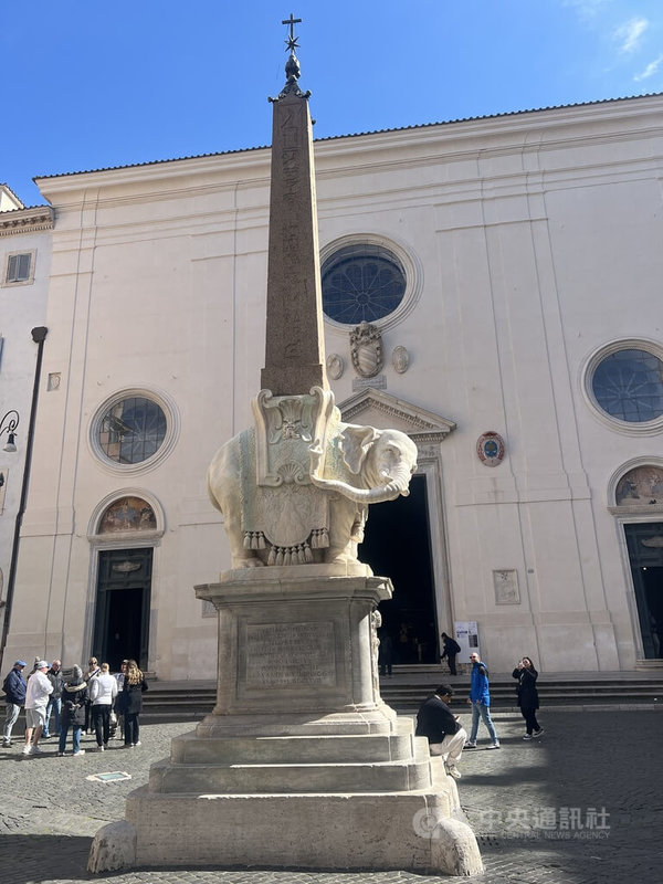 羅馬神廟遺址聖母堂前的小象雕塑據傳出自藝術大師貝尼尼的設計。中央社記者黃雅詩羅馬攝　115年3月20日