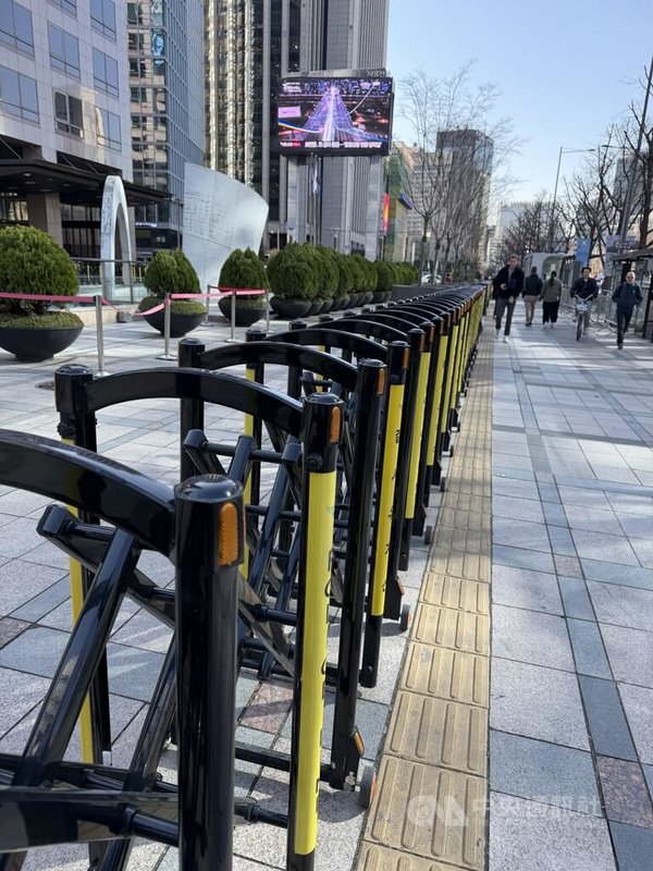 韓國天團防彈少年團（BTS）21日將在光化門舉辦「BTS回歸演唱會ARIRANG」，市政府、警方為了管控預估26萬人的人流，祭出各項安全管控措施並嚴陣以待。中央社記者楊啟芳首爾攝　115年3月20日