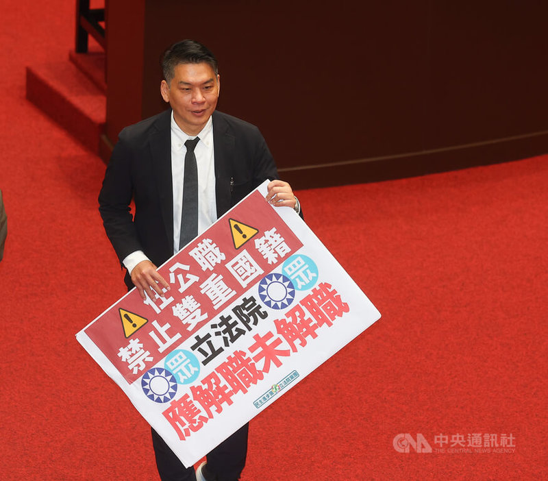 民眾黨團20日在立法院會中，對日前輪值的內政委員會召委、民進黨立委李柏毅及內政部長劉世芳提出譴責案，並在藍白多數下將提案逕付二讀交付協商。圖為李柏毅手持標語現身議場。中央社記者謝佳璋攝　115年3月20日