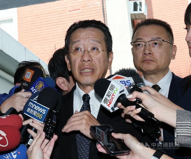 外界關注潛艦國造原型艦海鯤艦是否可能在6月交艦。國防部長顧立雄（前）20日受訪表示，國防部還是按部就班，當所有的測試項目都能在安全確保的情況之下做到完整後，再來交艦，不會事先設定一個交艦的日期。中央社記者郭日曉攝　115年3月20日