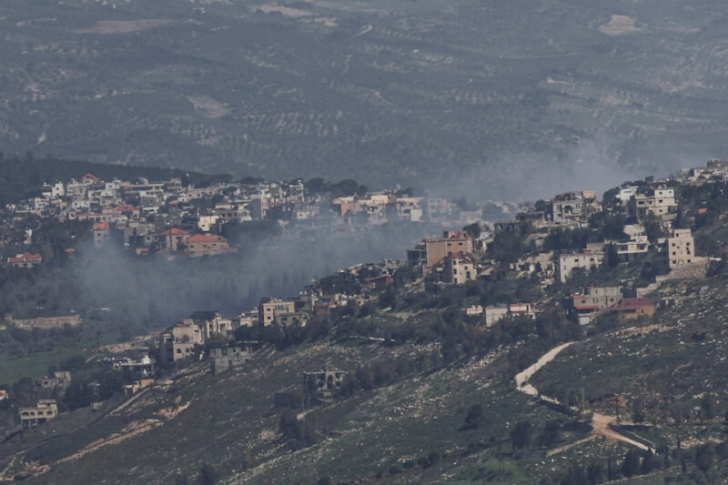 圖為黎巴嫩靠近以色列的一個村莊冒出濃煙。（路透社）