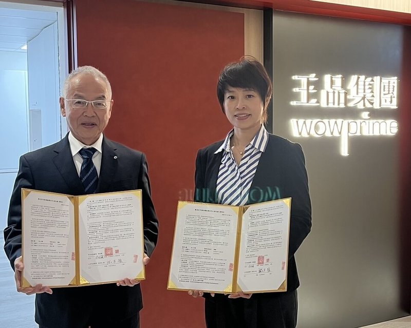 廣島魚市場株式會社代表取締役社長佐佐木猛（左）與王品集團供應鏈中心總經理周佳穎一同簽署合作備忘錄，期許共創穩定優質的供應鏈合作關係。（王品提供）中央社記者江明晏傳真　115年3月20日