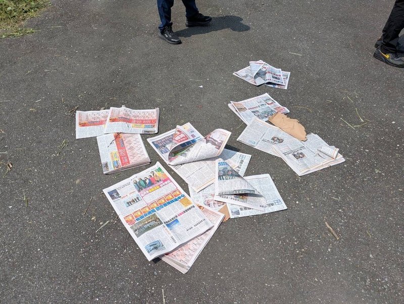 花蓮地方法院大門21日上午遭不明人士放置2個可疑包裹，所幸在防爆小組依專業程序處理檢視後，確認內容物均為當天報紙，無危險性。（花蓮地檢署提供）中央社記者張祈傳真 115年3月21日