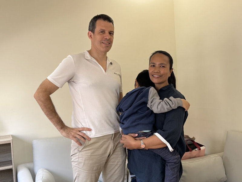 惠萍（右）與法籍丈夫（左）結婚13年未生子，因領養手續繁複，夫妻申請成為寄養家庭，1年多來照顧患有發展遲緩、自閉症狀的4歲男童小凱，用愛與耐心帶著孩子成長。（南台中家扶中心提供）中央社記者趙麗妍傳真 115年3月21日