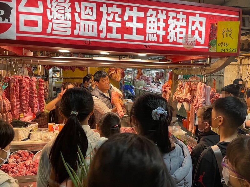 新竹市北門國小師生日前走進新竹農產運銷公司，導覽人員在生鮮肉品攤位向學生們展示豬肉部位，並傳授如何挑選肉質飽滿、新鮮肉類的採買「撇步」。（新竹市北門國小提供）中央社記者魯鋼駿傳真　115年3月21日