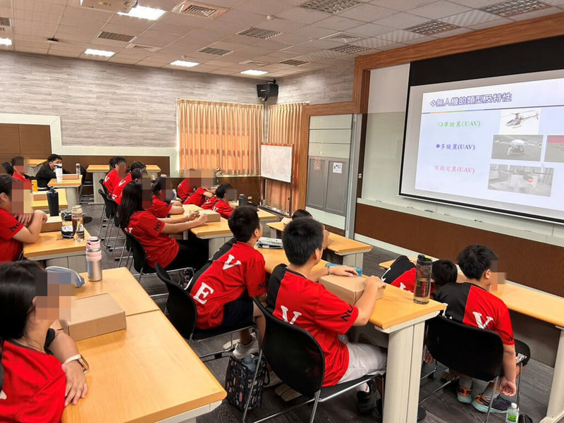 高雄市偏遠地區教育資源中心於114學年第1學期舉辦「飛天小玩家：無人機魔法課」活動，由教師向學生介紹無人機類型與特性。（國教署提供）中央社記者許秩維傳真　115年3月21日