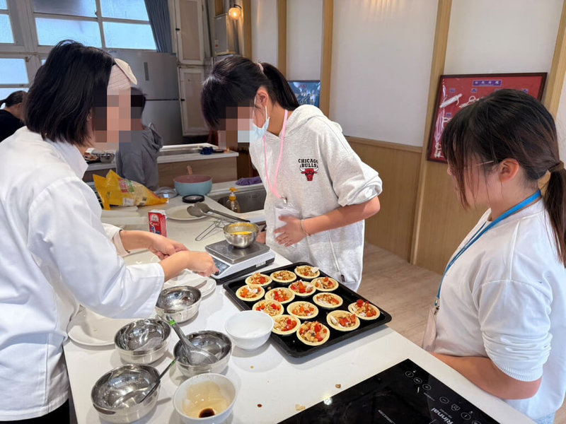 嘉義縣東石教育資源中心辦理「閃耀東石夢想家冬令營」，其中烘焙課程由講師帶領學生製作鹹派。（國教署提供）中央社記者許秩維傳真　115年3月21日