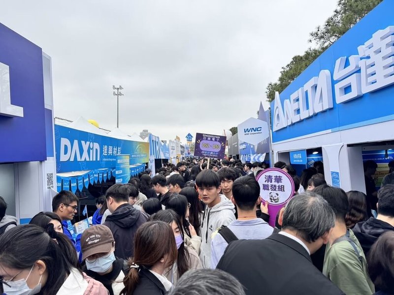 「清華Career 2026春季徵才博覽會暨賈桃樂分館啟用活動」21日在國立清華大學舉行，現場匯集160家企業，提供半導體、資訊科技及金融等領域逾2萬個職缺，吸引大批求職者湧入。（勞動力發展署桃竹苗分署提供）中央社記者魯鋼駿傳真  115年3月21日