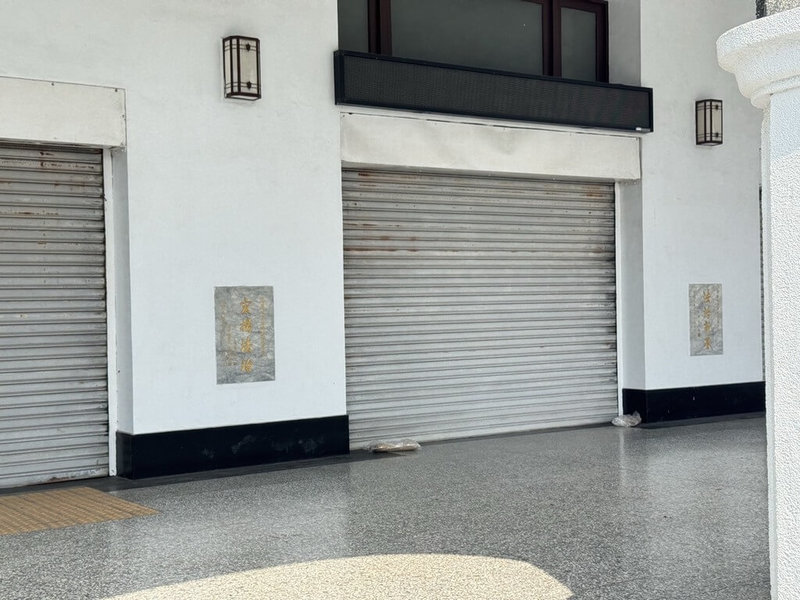 花蓮地方法院大門前21日遭不明人士放置兩個分別註記「地檢署」及「地方法院」字樣的可疑包裹，花蓮地檢署獲報後不敢大意，與警方成立專案小組處理。（花蓮地檢署提供）中央社記者張祈傳真　115年3月21日