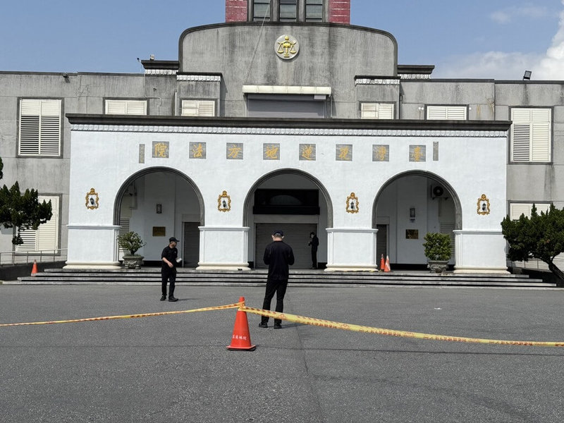 花蓮地方法院大門前21日上午遭人放置2個可疑包裹，疑為爆裂物，檢警獲報組專案小組、出動防爆小組到場處理，立刻在周邊拉起封鎖線。（花蓮地檢署提供）中央社記者張祈傳真　115年3月21日