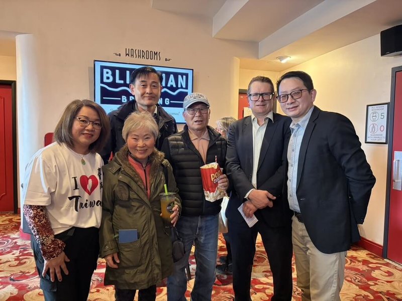 「造山者」放映會吸引約200人出席觀賞，韓裔加拿大人李金（Jin Lee，前排左2）和親友都非常喜歡這部電影。電影放映幕後推手-愛城台灣同鄉會會長何薇（左1）以及亞伯達大學（University of Alberta）台灣研究計劃主任葉敘理（（Ashley Esarey，右2）和研究員葉國豪（右1），都對觀眾熱烈迴響感到開心。  （愛城台灣同鄉會提供）中央社記者程愛芬溫哥華傳真　115年3月21日