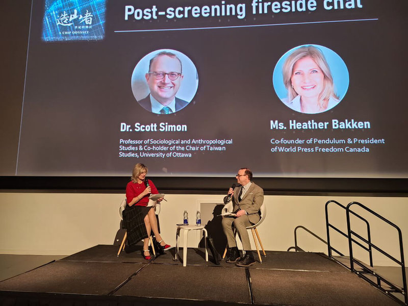 渥太華大學台灣研究學者史國良（Scott Simon，右）和加拿大世界新聞自由（World Press Freedom Canada）主席巴肯（Heather Bakken，左）在放映會後深度對話，暢談台灣在世界扮演的關鍵角色。（駐加拿大代表處提供）中央社記者程愛芬溫哥華傳真　115年3月21日