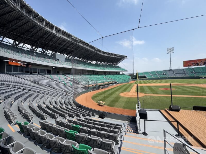 台南市安南區亞太國際棒球訓練中心成棒主球場啟用,為台灣最大戶外棒球場,可容納2萬5000名觀眾,市府也將調整場地設施、燈光和觀眾席等細節,持續優化。中央社記者張榮祥台南攝 115年3月20日