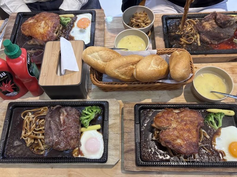曾在台灣工作的越南人阮文心在北寧開牛排店,醬料等餐點原料大多來自台灣,搭配玉米濃湯、奶茶,台味十足。其中,也有餐點融合台灣與越南特色,麵包為酥脆的越南麵包。中央社記者曾婷瑄北寧攝 115年3月21日
