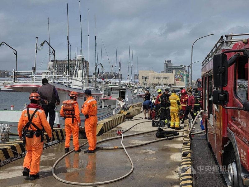 澎湖1艘泊靠在馬公第3漁港漁船21日冒濃煙，消防局出動多輛消防車等前往灌救，幸未波及鄰船，起火原因待調查釐清。中央社 115年3月21日
