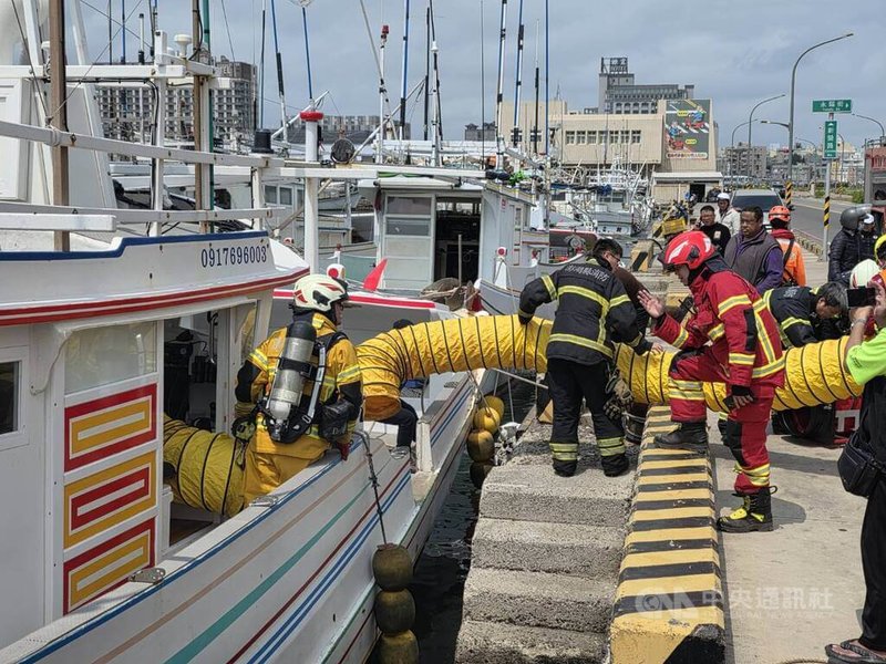 澎湖1艘泊靠在馬公第3漁港漁船21日冒濃煙,消防局出動多輛消防車等前往灌救,起火原因待調查釐清。中央社 115年3月21日
