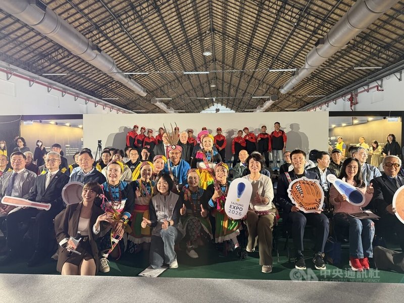 台東縣是台灣棒球人才庫，「2026台東博覽會：紅土之上棒球特展」21日開展，開展記者會上，運動部長李洋（前排右3）、台東縣長饒慶鈴（右4）、中職秘書長楊清瓏及退役球員鄭幸生、張泰山等人都有出席。中央社記者謝靜雯攝　115年3月21日