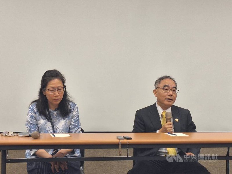 台大校長陳文章（右）21日於校務會議後接受媒體聯訪，說明115學年將擴大高中生進階課程試辦計畫，參與對象由北市5所高中擴大到北市其他高中。中央社記者許秩維攝　115年3月21日