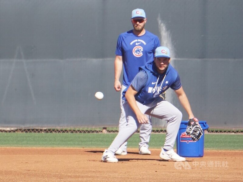 台裔美籍棒球好手「龍仔」強納森・龍（Jonathon Long）在美國職棒芝加哥小熊隊的春訓營進行守備練習。中央社記者林宏翰亞利桑那攝 115年3月21日