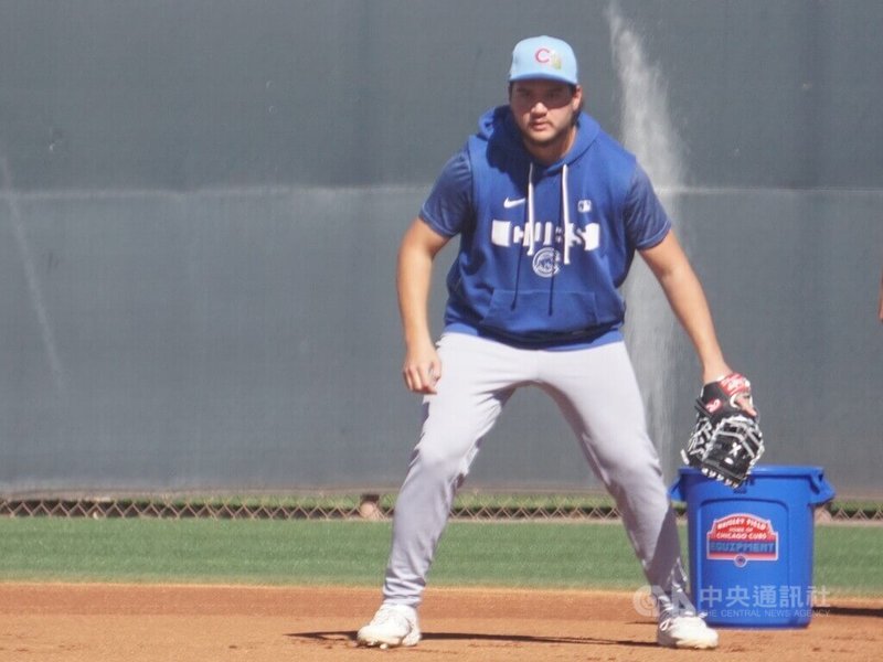 台裔美籍棒球好手「龍仔」強納森・龍（Jonathon Long）在美國職棒芝加哥小熊隊的春訓營進行守備練習，他分享棒球心法，不要把眼光放在期待未來，把握當下每一天，事情自然會一一到位。中央社記者林宏翰亞利桑那攝　115年3月21日